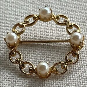 ✨Vintage Gold Filigree Circle Brooch with Faux Pearls✨